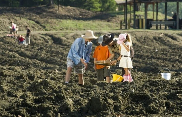 Công viên duy nhất trên thế giới cho phép du khách đào và nhặt kim cương