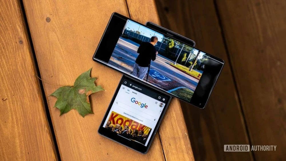 Smartphone màn hình cực dị của LG: Mua một được hai