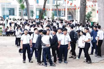 Các thí sinh dự thi tại điểm thi Trường THPT Tháp Chàm (phường Bảo An) trước giờ thi môn Ngữ văn. Ảnh baokhanhhoa.vn