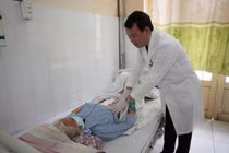 Phẫu thuật thành công cho bệnh nhân lớn tuổi ung thư buồng trứng