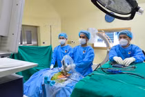 Phẫu thuật nội soi cột sống không gây mê, xu hướng điều trị hiện đại