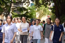Sáng ngày 23/5, các thí sinh đã hoàn thành bài thi Ngữ văn chung của kỳ thi tuyển vào trường THPT Chuyên KHXHNV. Ảnh USSH