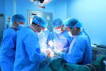 11 tiếng phẫu thuật cứu sống người mắc ung thư trực tràng tái phát