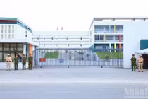 Bên ngoài điểm thi Trường trung học phổ thông chuyên tỉnh Tuyên Quang trong buổi thi lại môn Ngữ văn, sáng 14/8. (Ảnh: Đức Thắng- Hải Chung)