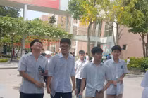 Các thí sinh thi vào lớp 10 Hà Nội làm tốt bài thi Ngữ Văn nên sinh nên phấn khởi rời điểm thi sáng nay