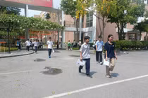 Niềm vui và nỗi buồn của phụ huynh và học sinh sau điểm thi lớp 10