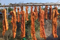 Nhiều bà nội trợ tranh thủ những ngày nóng đem phơi một mẻ thịt ba chỉ lớn sau đó để ngăn đá tủ lạnh dùng dần. Món ăn tạo thành trào lưu nấu ăn trên mạng xã hội. Ảnh: Minh Thư/Nguồn znews.vn