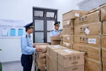 Tạm giữ hơn 20 ngàn sản phẩm sơn móng tay không rõ nguồn gốc