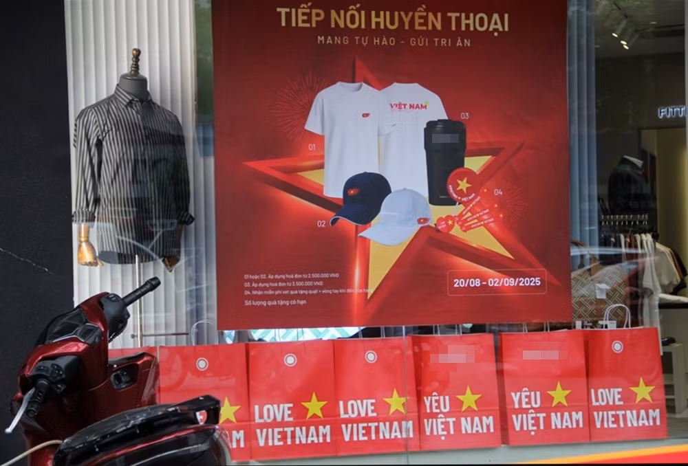 Có cửa hàng tặng thêm những phần quà đặc biệt tới cho các khách hàng đi xem hợp luyện chào mừng Kỷ niệm 80 năm Cách mạng tháng Tám và Quốc khánh 2/9.