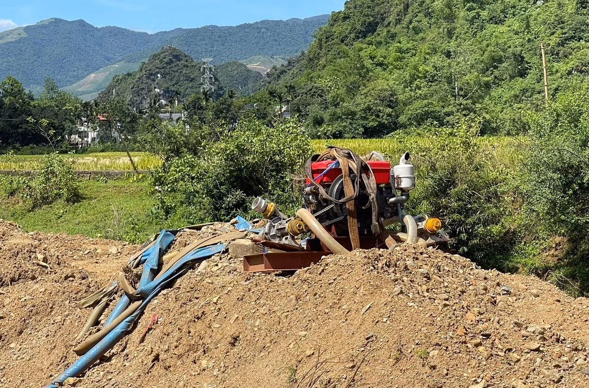 Một số máy móc nằm im lìm tại đoạn suối Trò đang nạo vét.