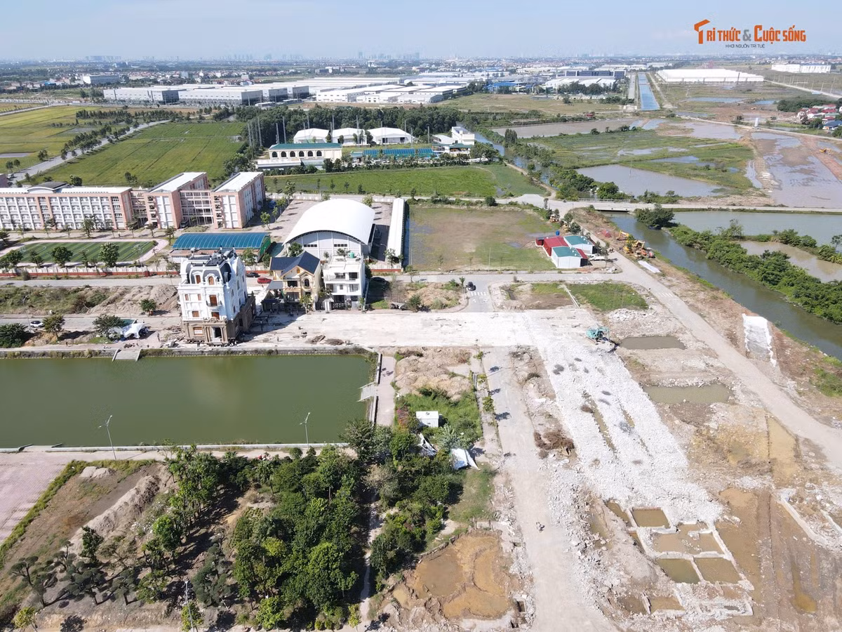 Căn biệt thự có 4 tầng, mỗi sàn rộng khoảng 243m2, tổng diện tích xây dựng gần 1.000m2, nằm trên khu đất rộng 517m2 với 3 mặt tiền, là của gia đình ông Nguyễn Công Sơn ở phường Thuận Thành (TP Bắc Ninh). Biệt thự nằm trong diện giải tỏa để phục vụ dự án tuyến đường kết nối sân bay Gia Bình với Thủ đô Hà Nội.