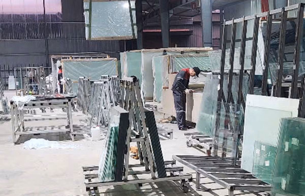 Sản phẩm nhôm kính chất đống, ngổn ngang bên trong nhà xưởng không phép.