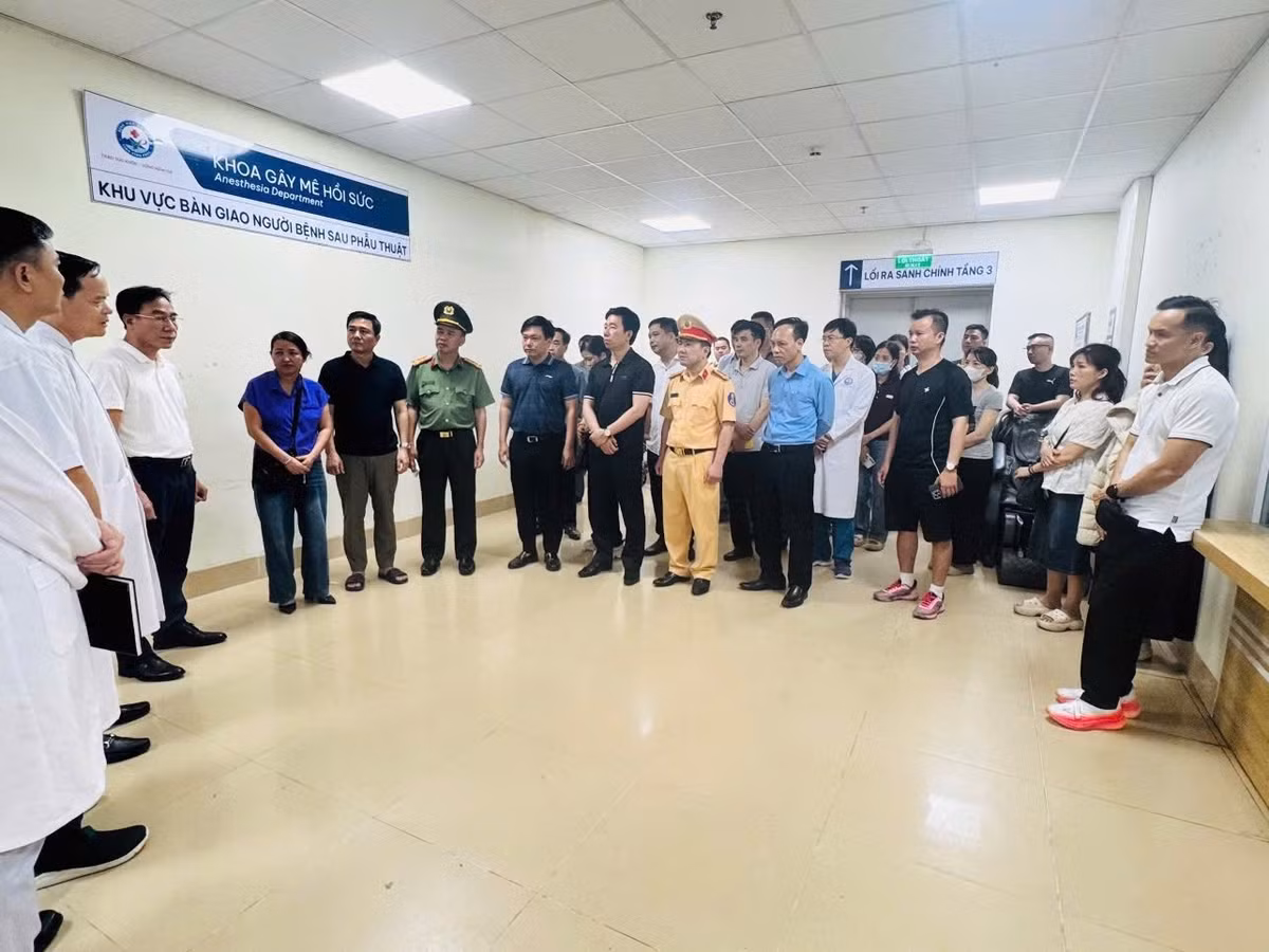 Ngay trong chiều cùng ngày, ông Vũ Việt Văn và Đại tá Nguyễn Văn Công đã đến Bệnh viện thăm hỏi, động viên các nạn nhân bị thương trong vụ tai nạn; đồng thời đề nghị đội ngũ y, bác sĩ tập trung nhân lực, phương tiện, khẩn trương cứu chữa, bảo đảm điều kiện tốt nhất để các nạn nhân sớm ổn định sức khỏe.