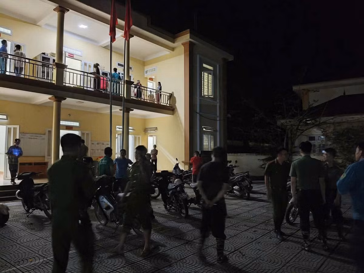 Xã Pà Cò cũng cử lực lượng chức năng túc trực 24/24 để theo dõi tình hình sạt lở , kiên quyết không cho người dân quay trở lại nhà khi chưa bảo đảm an toàn.