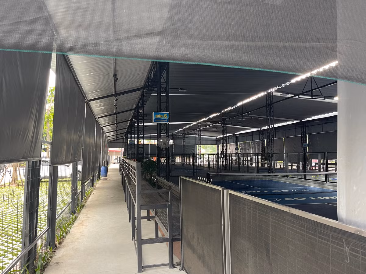 Bên trong sân pickleball 38 Cổ Linh được cải tạo thành 8 sân riêng biệt cho thuê. Đi kèm là các hạng mục công trình phụ trợ như bãi đậu xe, dịch vụ ăn uống, bán hàng.