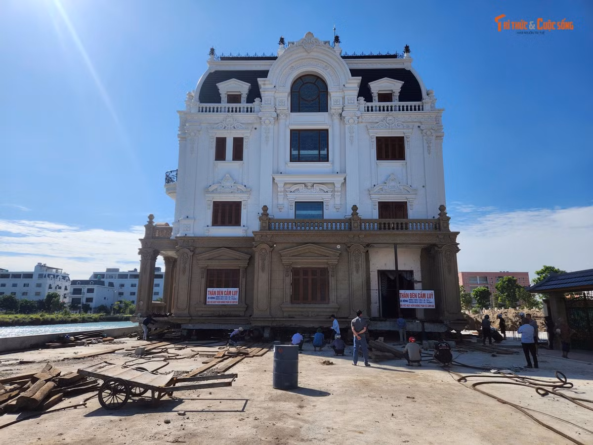 Để di dời căn biệt thự 4 tầng bề thế, nặng hàng trăm tấn, đơn vị thi công huy động hàng chục kỹ sư, công nhân lành nghề cùng hệ thống thiết bị thủy lực chuyên dụng vận hành liên tục.