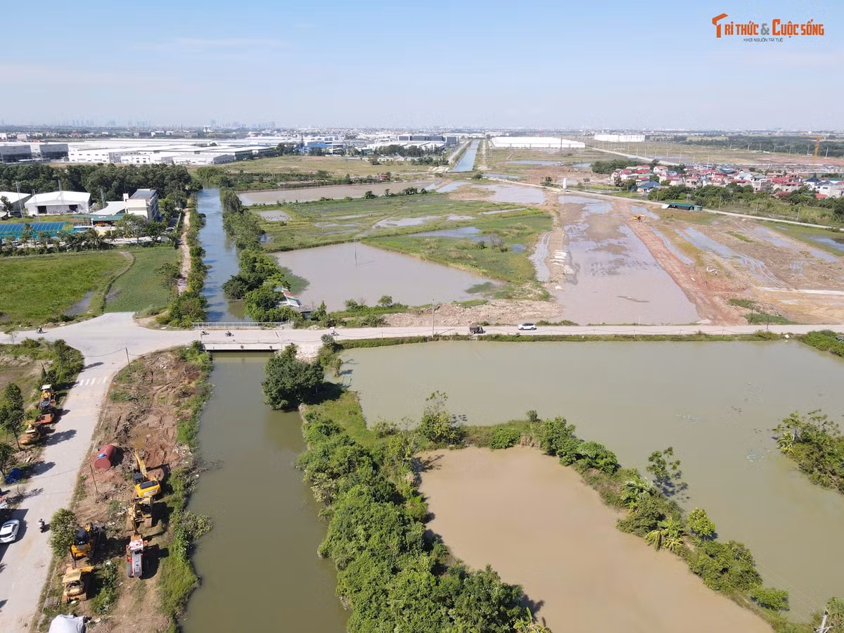 Đại diện Phòng kinh tế, hạ tầng và Đô thị phường Thuận Thành (TP Bắc Ninh) cho biết, chính quyền địa phương đã hoàn tất thủ tục và cấp phép cho chủ sở hữu di dời biệt thự từ đầu tháng 9. Công tác giám sát kỹ thuật và an toàn trong quá trình di chuyển ngôi biệt thự được siết chặt ngay từ khâu tiếp nhận hồ sơ. Ngoài ra, địa phương yêu cầu chủ nhà chịu trách nhiệm toàn diện về bảo đảm an toàn tính mạng con người, tài sản và kết cấu công trình trong suốt quá trình di chuyển. Chủ nhà phải có văn bản cam kết bồi thường toàn bộ thiệt hại nếu quá trình thi công gây hư hỏng hạ tầng giao thông hoặc ảnh hưởng đến các công trình liền kề. Đơn vị thi công chỉ được phép triển khai khi đáp ứng đầy đủ các điều kiện kỹ thuật này. Được biết, dự án tuyến đường kết nối sân bay Gia Bình với Thủ đô Hà Nội có tổng chiều dài khoảng 41,3km, đi qua địa bàn Hà Nội và Bắc Ninh. Dự án gồm khoảng 7km xây mới và 6,55km mở rộng các tuyến cao tốc hiện hữu lên 120m, với tổng diện tích sử dụng đất khoảng 289,87ha. Tuyến đường được quy hoạch kết nối khu vực sân bay Gia Bình với nút giao cao tốc Hà Nội - Lạng Sơn, cao tốc Hà Nội - Thái Nguyên/Vành đai 3 và đường dẫn cầu Tứ Liên. Dự án cũng xây dựng hai nhánh rẽ trực tiếp, mỗi nhánh 3 làn xe, dài khoảng 2,5km.