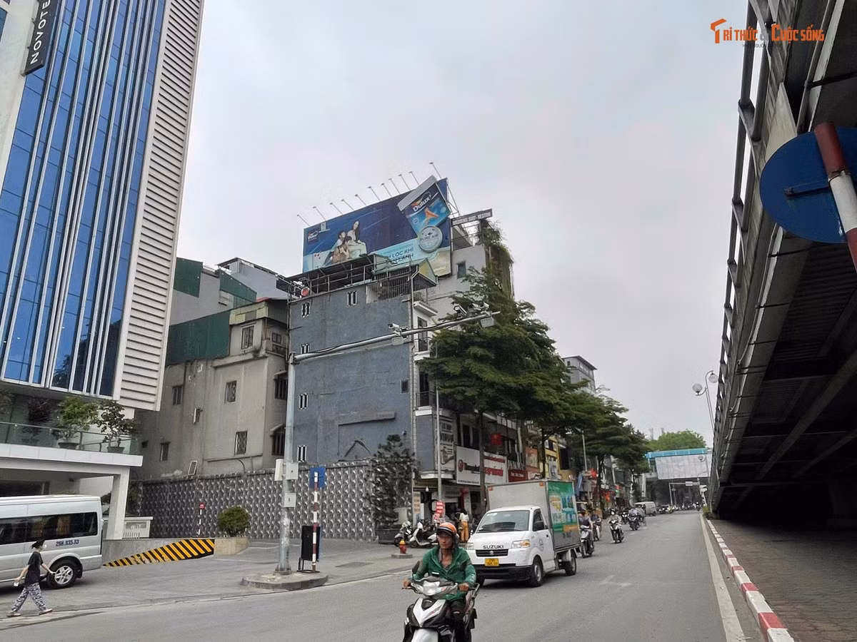 Dạo quanh các tuyến đường, phố Tây Sơn, Láng, Yên Lãng thuộc phường Đống Đa (TP Hà Nội) có thể dễ dàng nhận thấy tình trạng bảng, biển quảng cáo có kích thước lớn được treo, gắn trên các ngôi nhà mặt đường đang tiềm ẩn nhiều rủi ro, không chỉ về mỹ quan đô thị, còn làm mất an toàn trong lĩnh vực phòng cháy chữa cháy mặc dù phường đã nhiều lần ra quân xử lý.