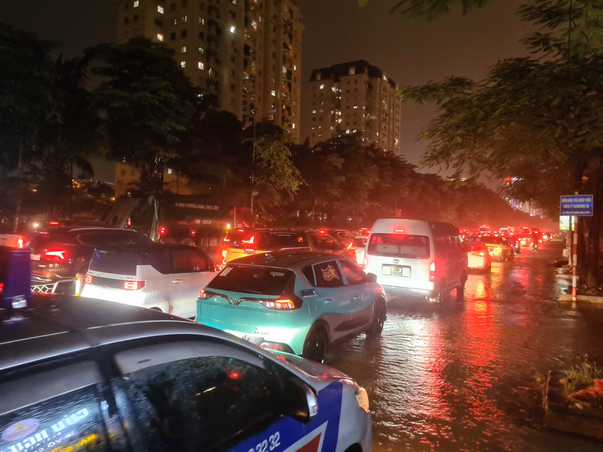 Người dân di chuyển vất vả để về nhà.