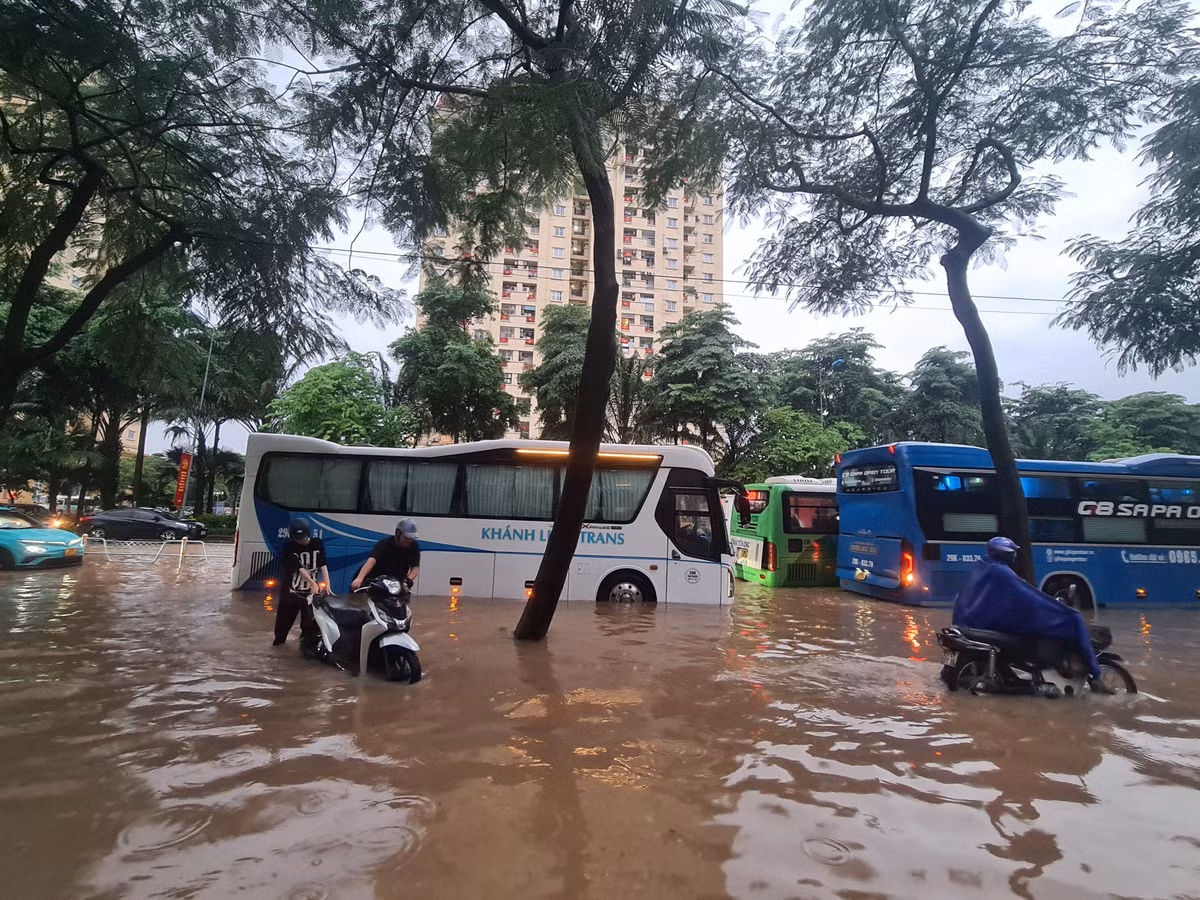 Đường Võ Chí Công ùn tắc do nước ngập, các phương tiện phải di chuyển chậm.
