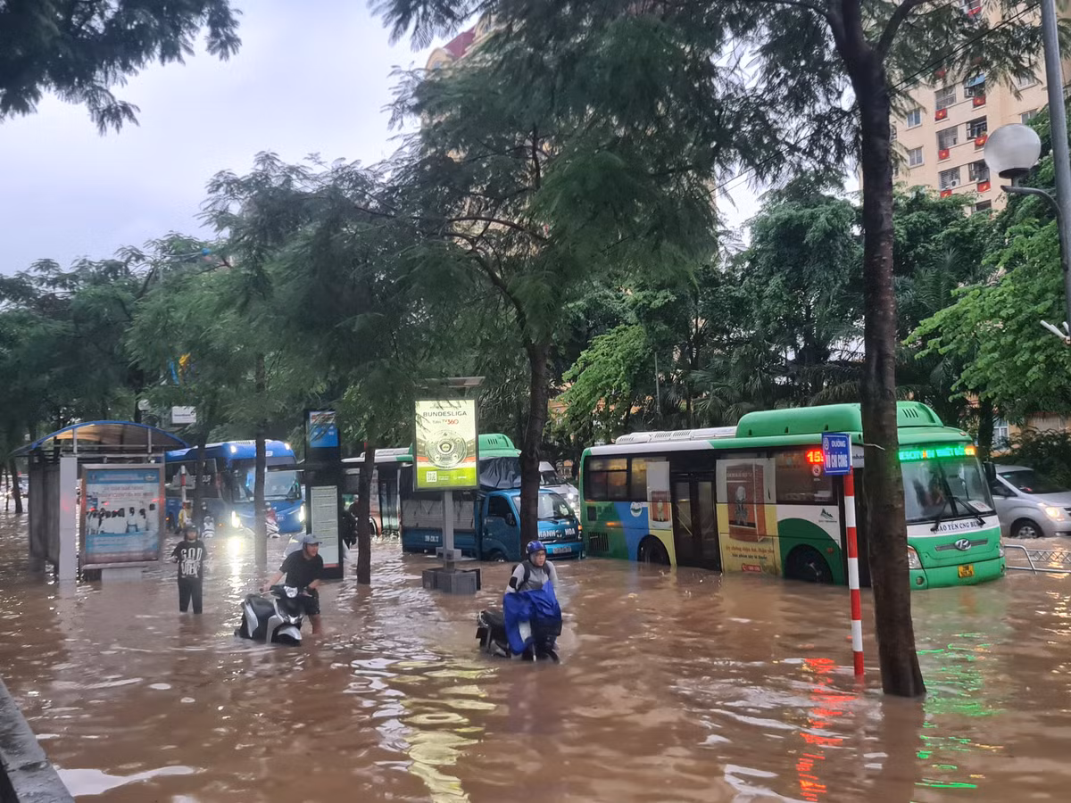 Đường Võ Chí Công ngập nặng, người dân di chuyển khó khăn sau giờ tan tầm.