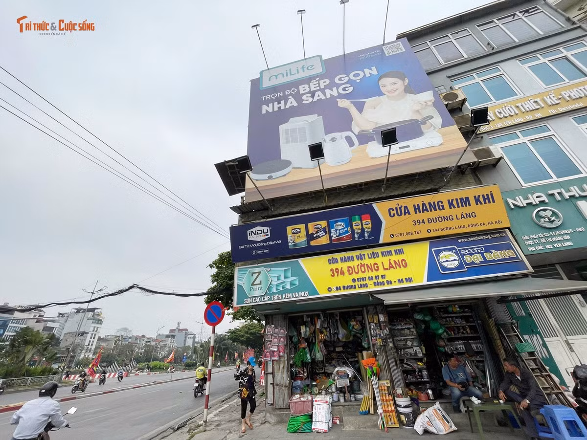 Bảng quảng cáo các sản phẩm lắp đặt dày đặc phủ kín căn nhà 394 đường Láng (Đống Đa, Hà Nội) có vị trí đắc địa giao với phố Yên Lãng.