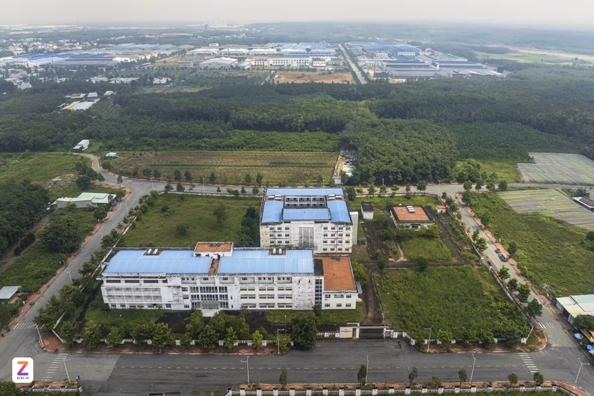 Nhìn từ trên cao nhìn xuống, khuôn viên bệnh viện giống như một "vùng đất bị bỏ quên". (Ảnh: Zing).