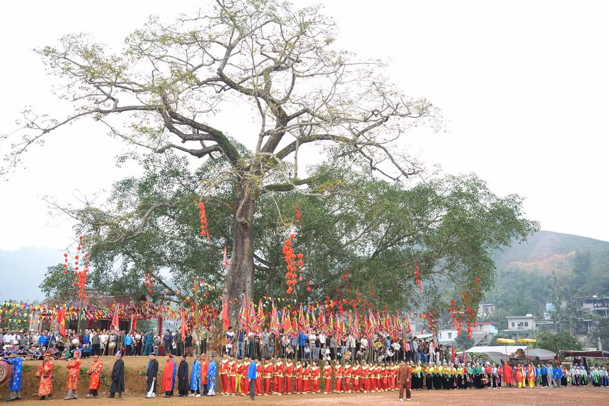 Chùa Sim tọa lạc trên gò đất Đồng U với diện tích hơn 1 ha thuộc xóm Sim Ngoài, xã Mường Động (tỉnh Phú Thọ), là địa điểm sinh hoạt văn hóa - tâm linh có lịch sử lâu đời, gắn bó mật thiết với đời sống tinh thần của cộng đồng người Mường địa phương.