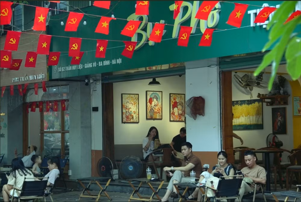 Hàng quán trên phố Trần Huy Liệu tiếp giáp với đường Kim Mã treo cờ rực rỡ.