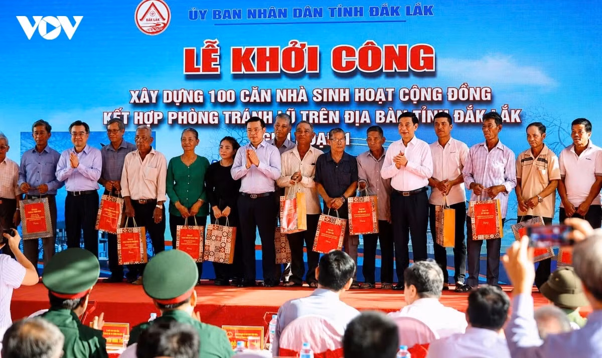 Đại tướng Phan Văn Giang cùng đại diện Ban, Bộ nghành và tỉnh Đắk Lắk trao quà tặng các hộ dân.