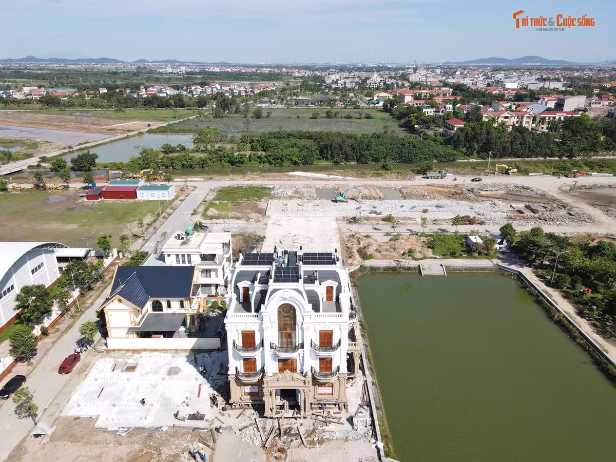 Quãng đường hàng trăm mét không dài, nhưng với công trình nặng hàng trăm tấn, việc dịch chuyển đòi hỏi sự thận trọng ở từng bước.