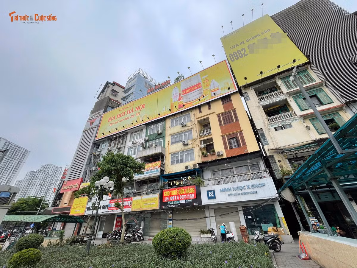 Treo, gắn biển hiệu quảng cáo tại địa chỉ từ 444-452 Tây Sơn (Đống Đa, Hà Nội) che chắn lối thoát hiểm, tiềm ẩn nguy cơ mất an toàn và ảnh hưởng đến mỹ quan đô thị.