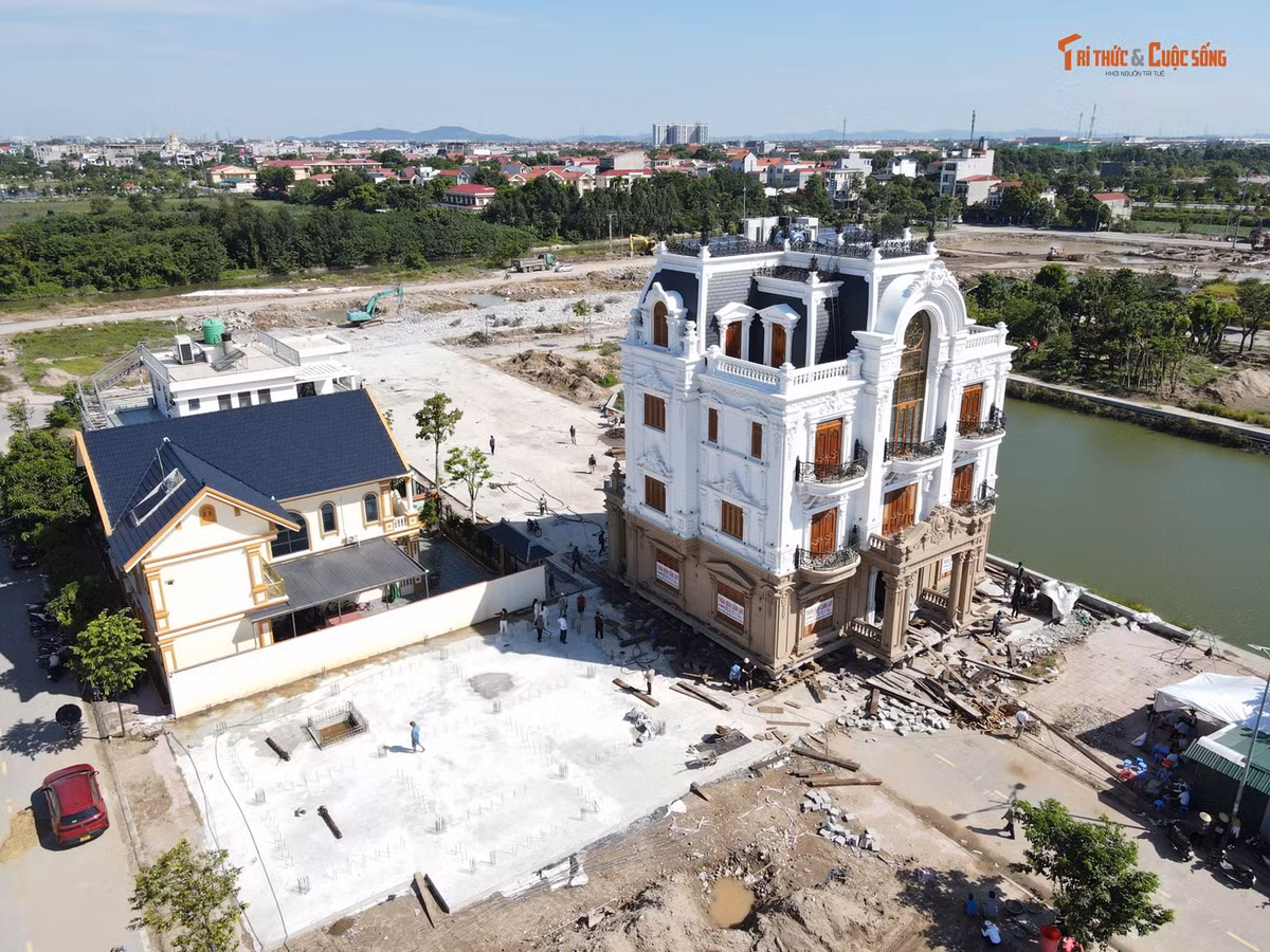Đầu tháng 10/2026, căn biệt thự nặng hàng trăm tấn được “thần đèn” đưa về vị trí mới.