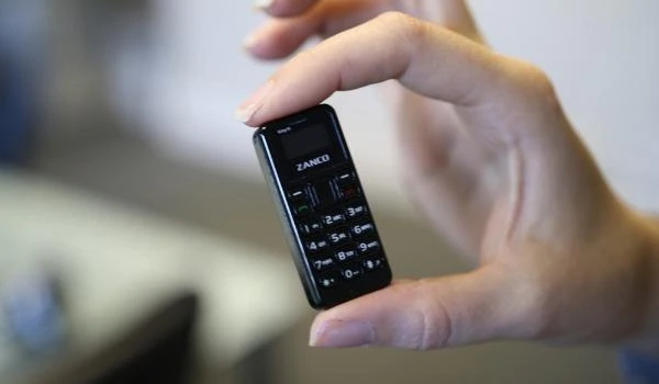 Ngắm lại dàn điện thoại siêu nhỏ trước khi iPhone 12 mini xuất hiện