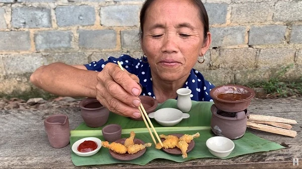Bà Tân Vlog bất ngờ ghi điểm nhờ màn mukbang... siêu tí hon 