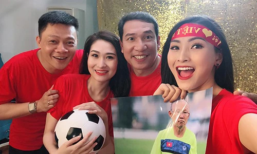 Video: 50 hoa hậu, MC, ca sĩ… hát “Tôi yêu bóng đá” tặng U23 Việt Nam