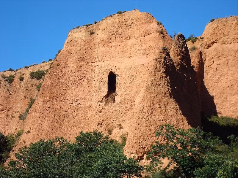 Sử gia Pliny the Elder có thể đã chứng kiến hoạt động khai thác vàng ở Las Médulas. Ông đã rất ấn tượng trước phương pháp ruina montium nhưng cũng không kém phần nguy hiểm. Ông nhận xét rằng việc khai thác vàng bằng phương pháp này là "công việc của những người khổng lồ". Ảnh: Wikimedia Commons.