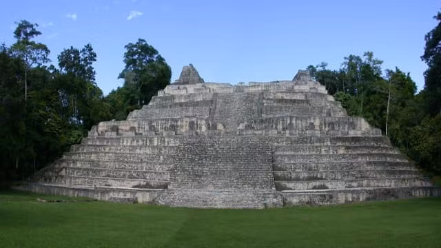 Caracol là một trong những thành phố lớn nhất và quan trọng nhất của nền văn minh Maya, với dân số ước tính hơn 100.000 người vào thời kỳ hưng thịnh. Tuy nhiên, vào năm 900, cùng với nhiều khu định cư Maya khác, Caracol đã suy tàn vì lý do bí ẩn. Ảnh: interestingengineering.