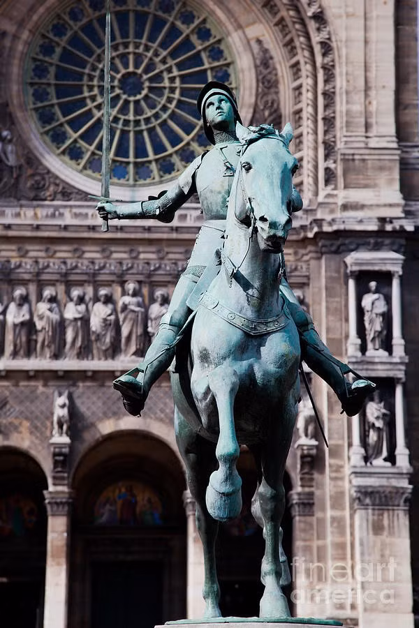 Sau một thời gian bị giam cầm, Jeanne bị thiêu sống tại thị trấn Rouen vào ngày 30/5/1431. Sau đó, tro cốt của bà được thả xuống sông Seine. Ảnh: michal-bednarek.pixels.com.