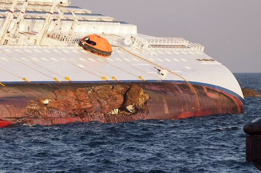 Du thuyền Costa Concordia lớn hơn nhiều so với tàu Titanic huyền thoại và được ví như một thành phố giữa biển khơi khi bên trong có nhiều tiện ích nghỉ ngơi, giải trí như bể bơi, rạp chiếu phim, quán bar và hộp đêm, sòng bạc, spa cao cấp.... Ảnh: YouTube.