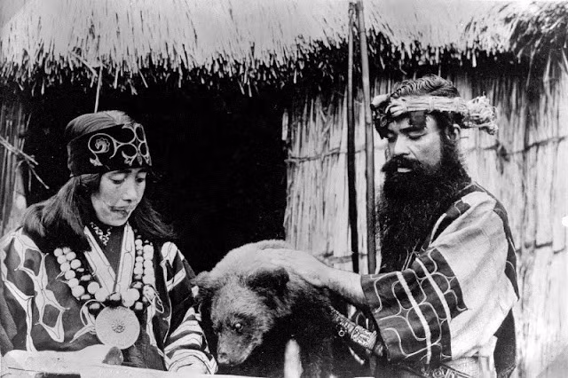 Người Ainu sống chủ yếu ở Hokkaido, một phần quần đảo Kuril và Sakhalin của Nhật Bản. Cuộc sống của họ khiến nhiều người tò mò, bao gồm tục lệ thờ cúng loài gấu.