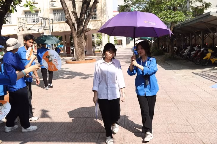Nắng nóng chấm dứt ở miền Bắc nhưng vẫn duy trì cường độ mạnh ở miền Trung.
