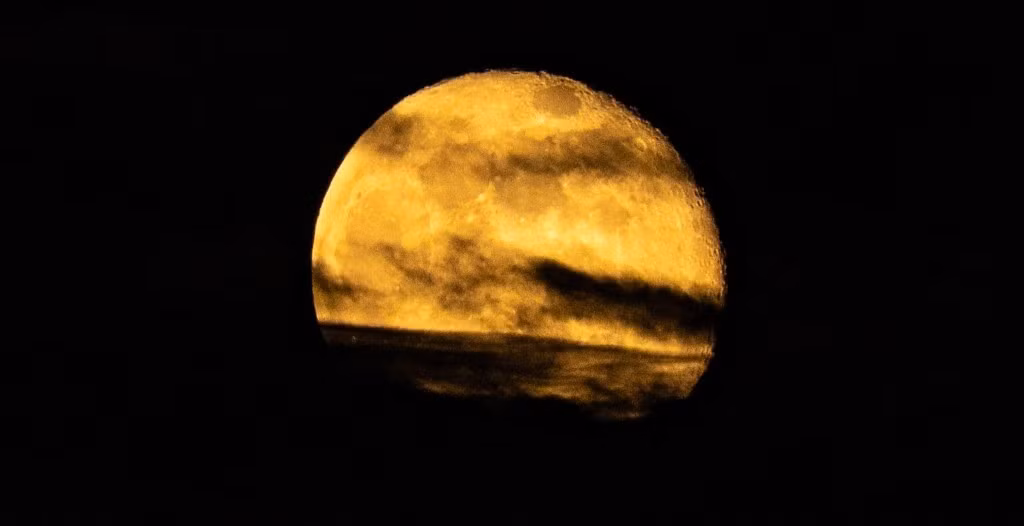 Siêu trăng hải ly là siêu trăng thứ hai trong 3 siêu trăng của năm 2025, nối tiếp Trăng thu hoạch (Harvest Moon) vào tháng 10 và sẽ được theo sau bởi Trăng Lạnh (Cold Moon) vào tháng 12. Ảnh: vice.