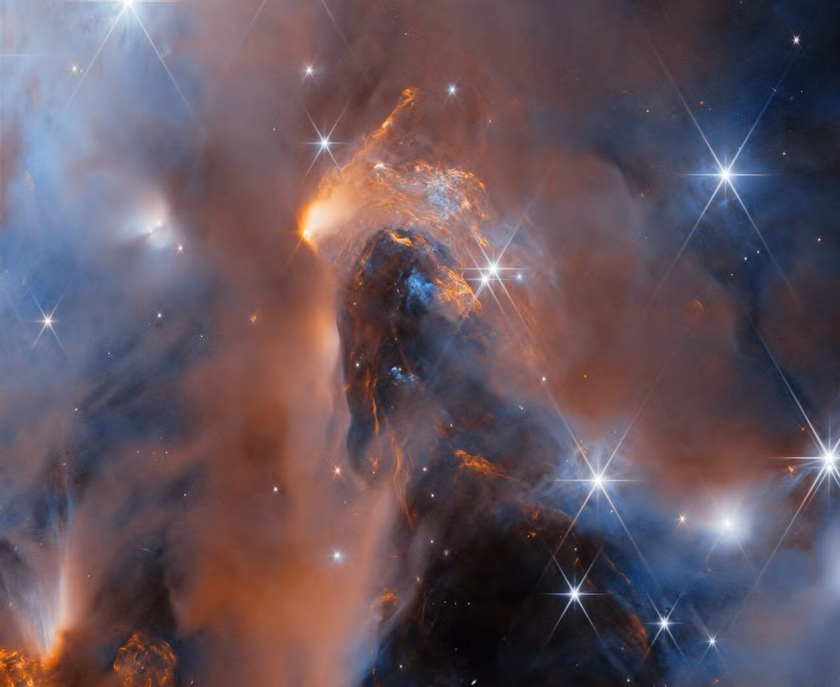 Phát hiện đột phá trên đến từ NGC 1333 - tinh vân có biệt danh "Tinh vân Phôi thai" vì chứa nhiều ngôi sao trẻ và nóng. Ảnh: esawebb.org.