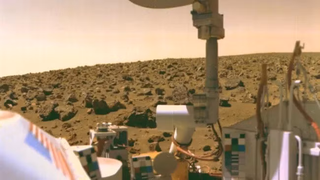 Viking 1 và Viking 2 đã hạ cánh xuống sao Hỏa năm 1976. Hai tàu đổ bộ của NASA mang theo 3 thí nghiệm nhằm tìm kiếm sự sống trên hành tinh đỏ và kết quả thu được vô cùng tích cực. Ảnh: NASA/JPL-Caltech.