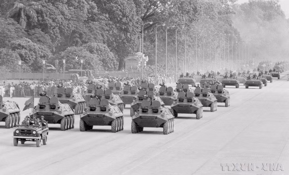 Khí tài quân sự của Quân đội nhân dân Việt Nam diễu qua lễ đài trong sáng 2-9-1975. (Ảnh: TTXVN)