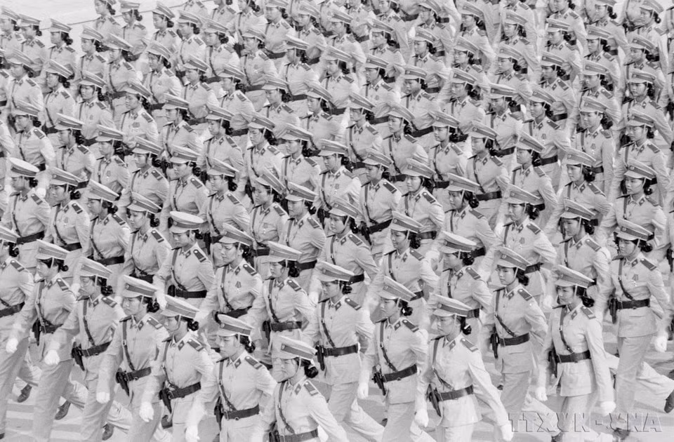 Các nữ công an nhân dân tham dự lễ duyệt binh, diễu hành sáng 2-9-1975. (Ảnh: TTXVN)