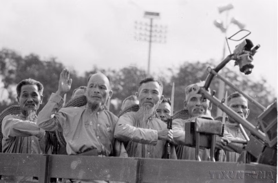 Các lão dân quân tự vệ tham dự lễ duyệt binh tại quảng trường Ba Đình năm 1975. (Ảnh: TTXVN)