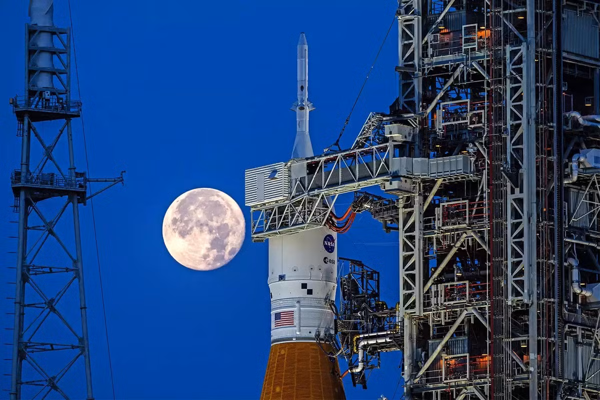 Theo đó, sứ mệnh Artemis II được NASA thông báo dời thời gian thực hiện sang sớm nhất là vào tháng 4 thay vì mục tiêu tháng 3 như dự kiến trước đó. Ảnh: Ben Smegelsky/NASA.