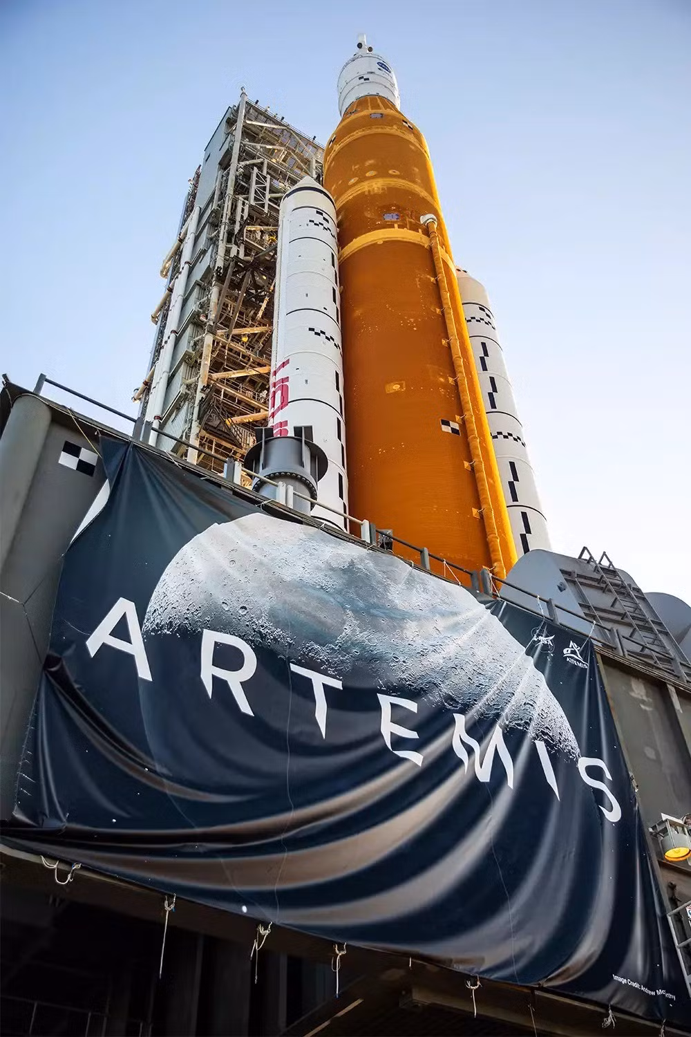 Dù từng lên kế hoạch cho các cấu hình tên lửa mới ở giai đoạn sau, Phó giám đốc NASA Amit Kshatriya nhận định những phiên bản đó "phức tạp không cần thiết". Ảnh: Ben Smegelsky/NASA.